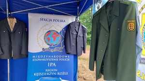 Policjanci z Kędzierzyna-Koźla rozmawiali z uczestnikami dziecięcych zawodów wędkarskich na temat bezpiecznego wypoczynku nad wodą