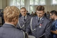 Zastępca Komendanta Wojewódzkiego i Przewodniczący związków zawodowych wręcza medal policjantce