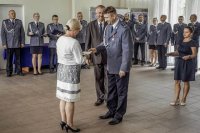 Zastępca Komendanta Wojewódzkiego i Przewodniczący związków zawodowych wręcza medal emerytce policyjnej